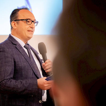 Prof. Victor Valderrabano, Schmerzklinik Basel, Basel and Privatklinik Obach, Solothurn