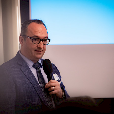 Prof. Victor Valderrabano, Schmerzklinik Basel, Basel and Privatklinik Obach, Solothurn