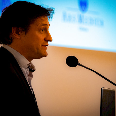 PD Dr. med. Thomas Giesen, Centre manoegomito c/o Clinica Ars Medica, Gravesano