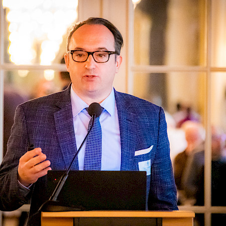 Prof. Victor Valderrabano, Schmerzklinik Basel, Basel and Privatklinik Obach, Solothurn