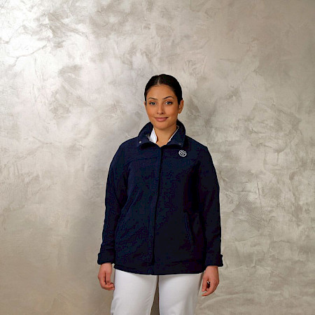 Avec veste polaire logotée groupe