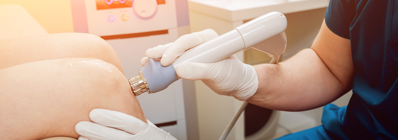 Specialista che esegue la terapia endovascolare in una moderna clinica svizzera.