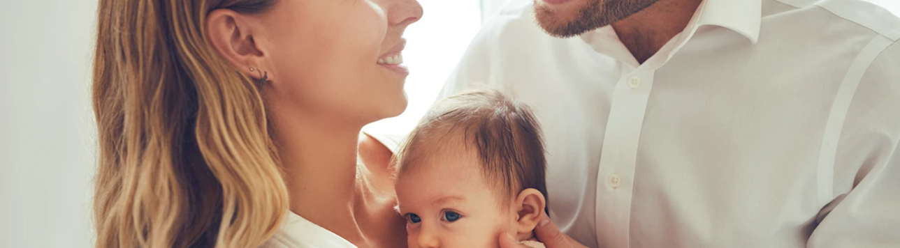 Une jeune famille heureuse