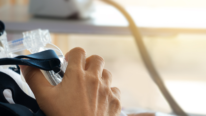 Patient en soins intermédiaires surveillé à l'aide d'un équipement médical avancé et supervisé par des professionnels de la santé