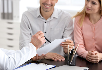 Fotografie eines Paars beim Gesundheitscheck