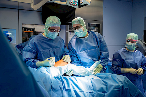 Robot-assisted implantation of an artificial knee joint at Rosenklinik.