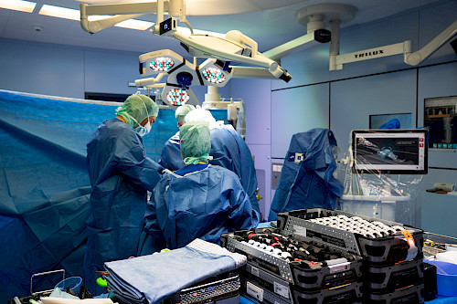 Robot-assisted implantation of an artificial knee joint at Rosenklinik.