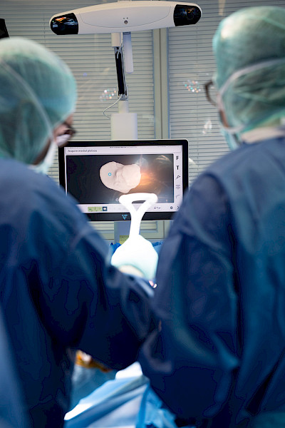 Robot-assisted implantation of an artificial knee joint at Rosenklinik.