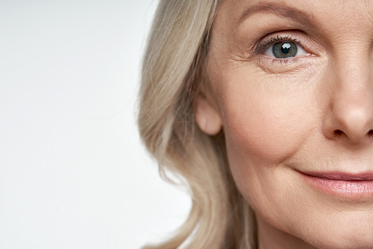 Une femme souriante après une dermopigmentation médicale