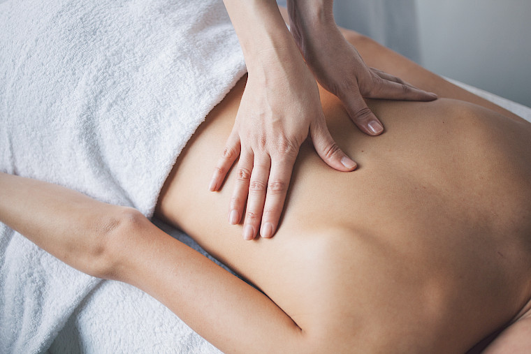 Une femme reçoit un massage Tuina / Anmo