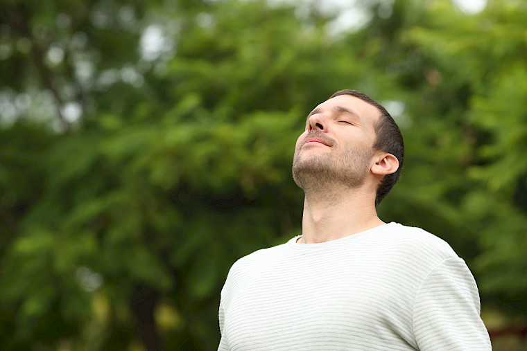 Un homme prend une grande inspiration